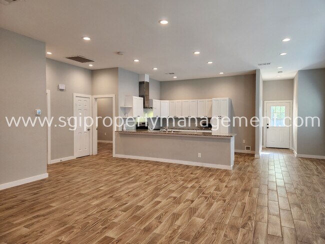 Building Photo - 809 Maples Ave