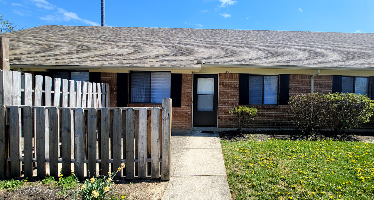 Foto principal - Beautiful 2 bedroom 1.5 bath Condo with at...