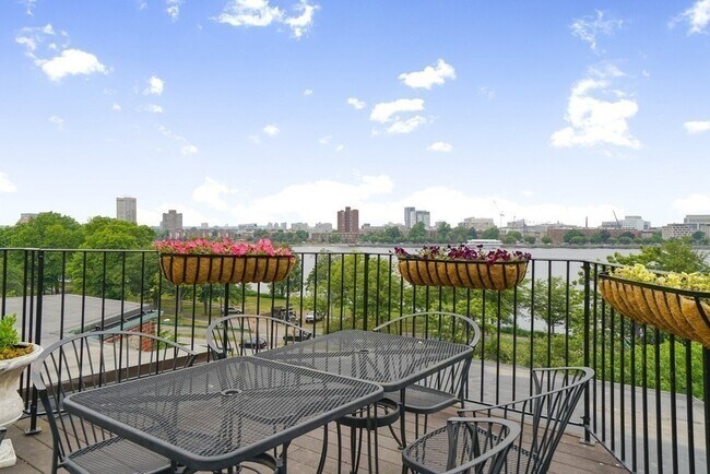 Foto del edificio - 33 Bay State Rd