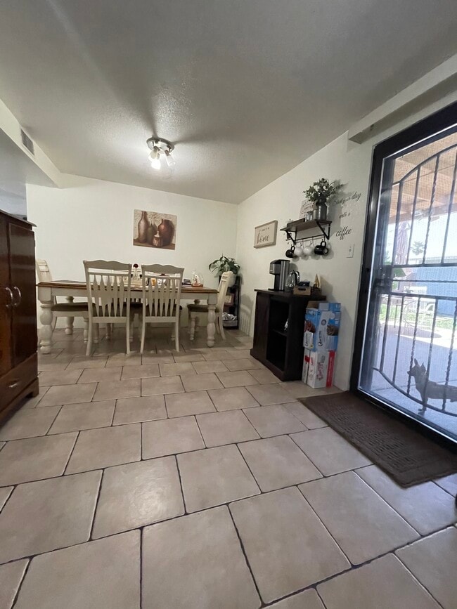 Dining room - 815 W Hawaii Dr