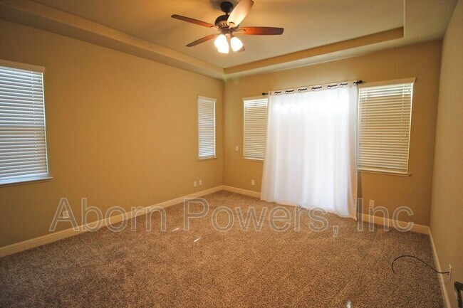 Building Photo - 880 Hildebrand Cir