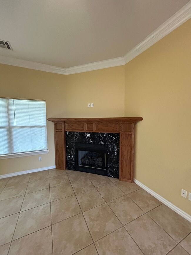 Building Photo - 4 bedroom, 2 bathroom NOW Available!