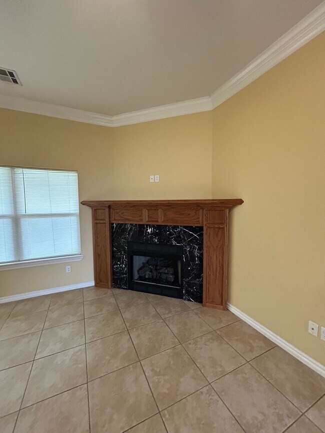 Foto del edificio - 4 bedroom, 2 bathroom NOW Available!