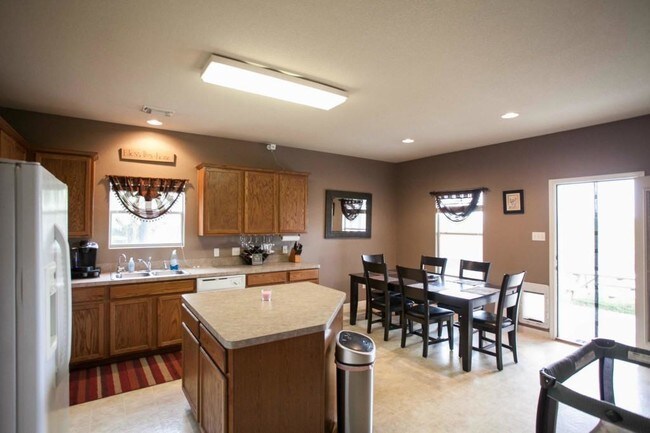 Building Photo - 325 Tranquility Mountain
