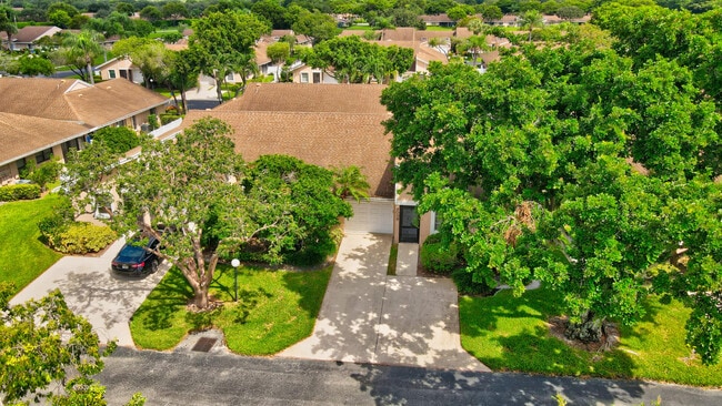 Foto del edificio - 8089 Springtree Rd