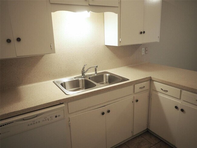 Foto del edificio - 6906 Circle S Rd