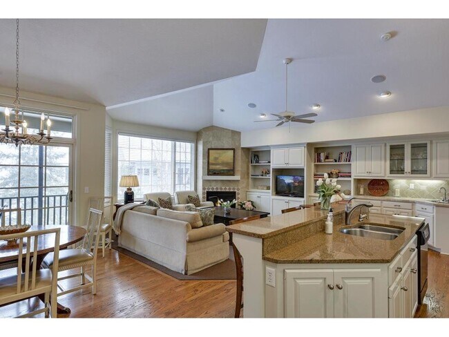 Foto del edificio - 228 Waycliffe Dr N