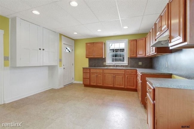 Building Photo - 4 br, 1.5 bath House - 135 N Main St