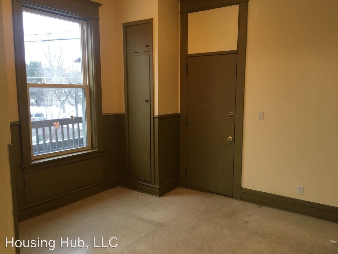 Building Photo - 786 7th St E