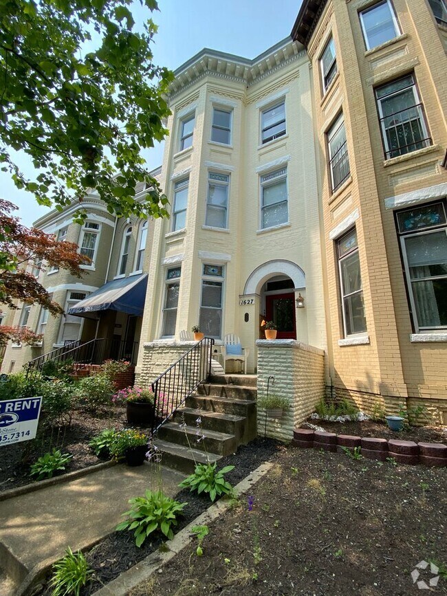 Building Photo - 1627 W Grace St