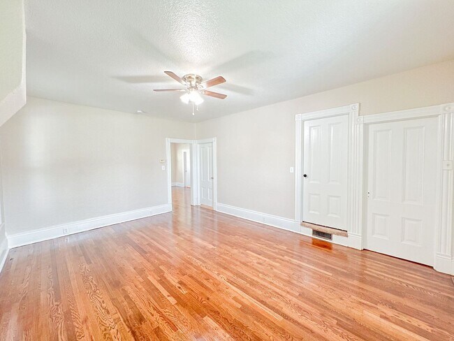 Foto del edificio - Los Alamitos 4 Bed 2 Bath House - 2 Car Gar - Wood Flooring - Huge Yard - Cute!!!