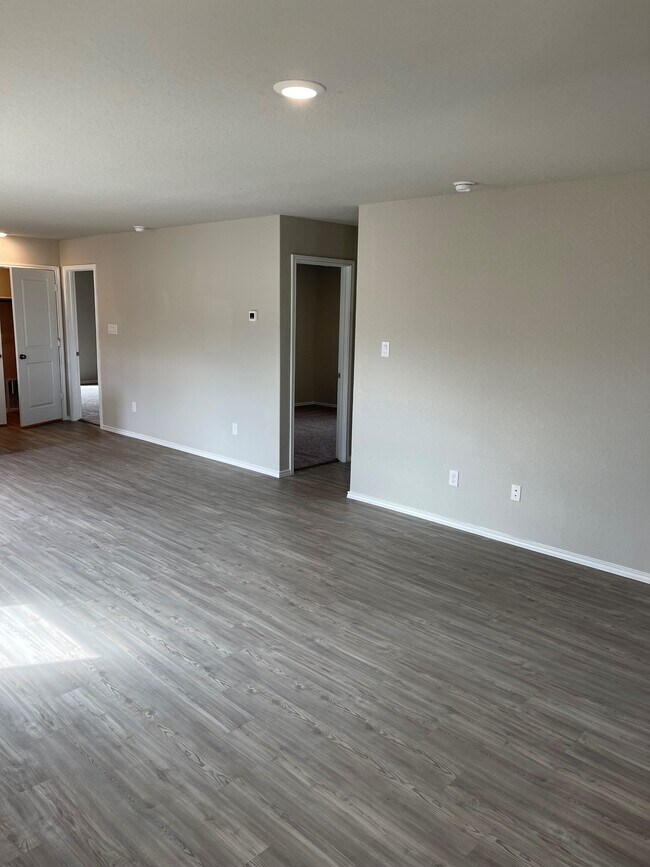 Building Photo - 10543 McClintock Dr