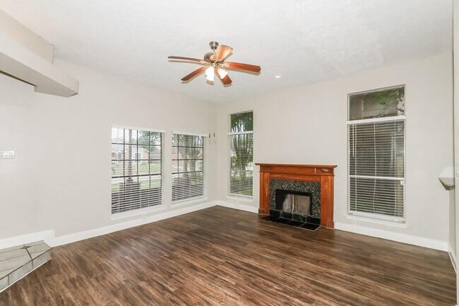 Foto del edificio - 2106 Hazyknoll Ln