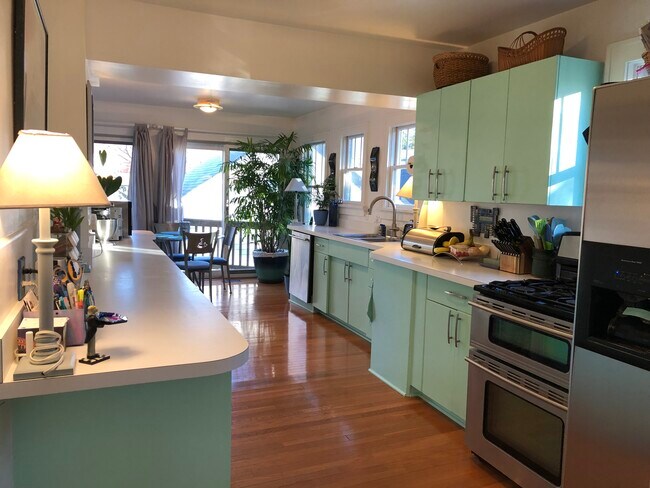 Kitchen - 524 Pauline Blvd