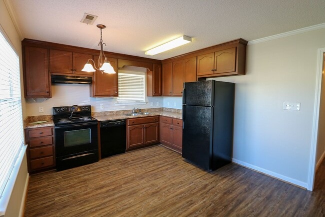 Building Photo - Lincoln Triplex