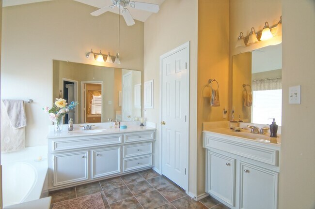 Foto del edificio - 3819 Shady Breeze Dr