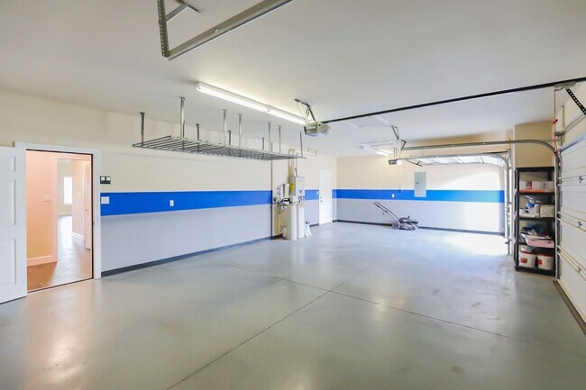 Building Photo - Spacious & Modern 4 Bed 3 Bath Home - Pet ...