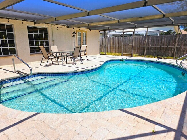 Foto del edificio - Seasonal Short-Term Single-Family Heated Pool Home located in Venice Gardens!