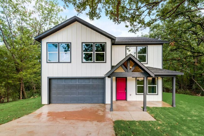 Building Photo - 1118 Oak Dr