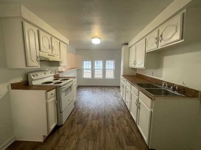 Building Photo - Available now 3 bedrooms 1 bath home