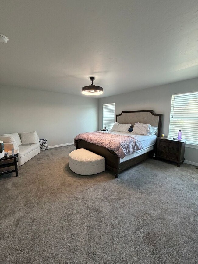 Foto del edificio - Stunning 4 Bedroom Home with Office and Loft!