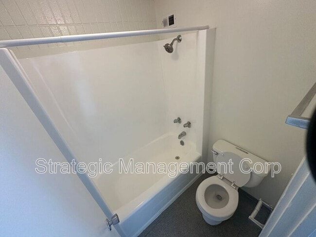 Building Photo - 1301 Lusitana St