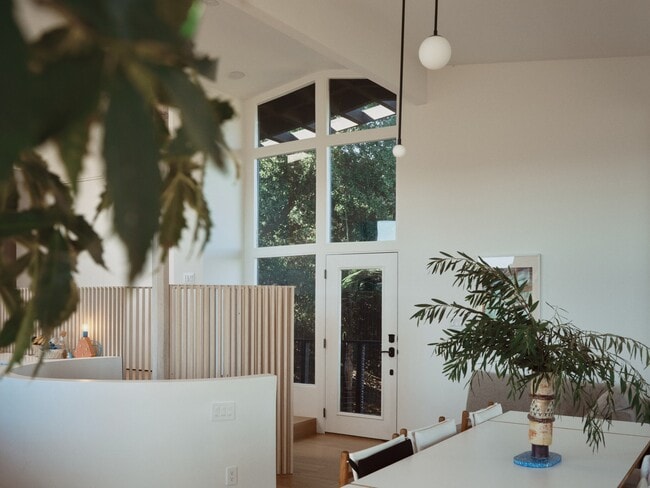 grandes ventanas - 21960 Cereza Way