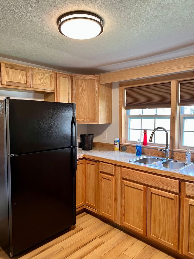 Building Photo - 3 Bedroom 2 Bathroom Cabin In Mars Hill!