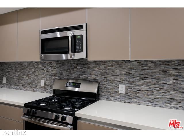 Building Photo - 2250 Fox Hills Dr