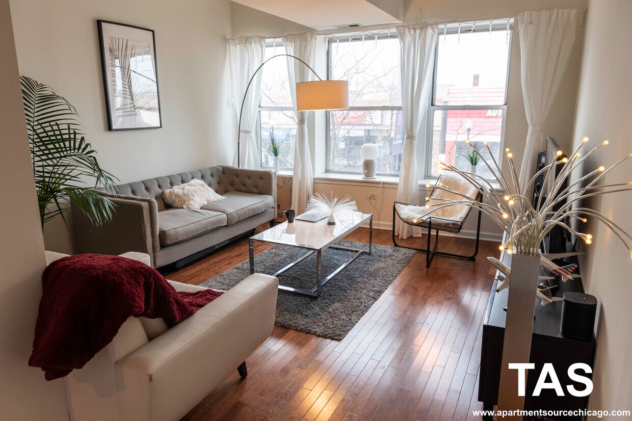 Foto principal - 4217 W Irving Park Rd