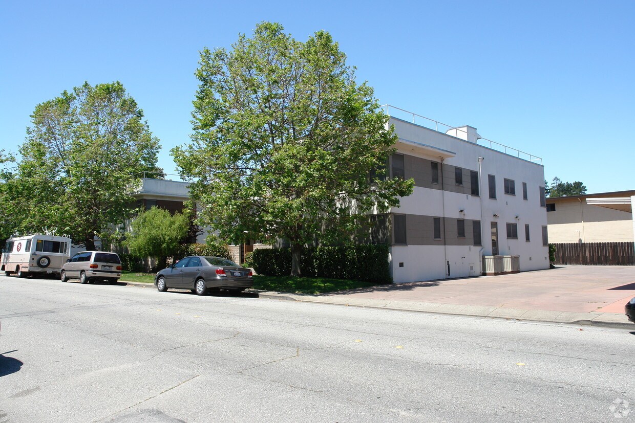 Building Photo - 1290 Holly St