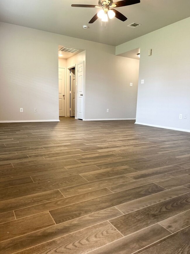 Building Photo - Beautiful Home in Great Neighborhood