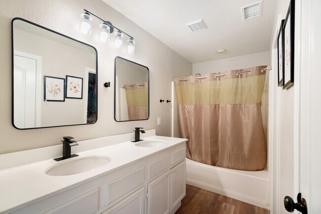 Foto del edificio - 25349 Silverwood Ln