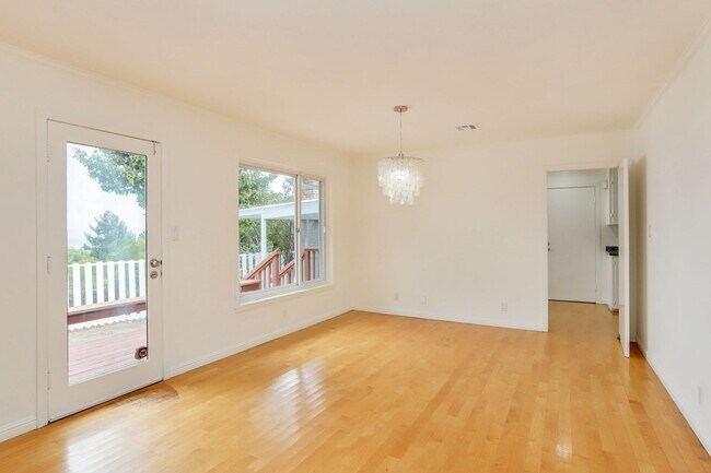 Foto del edificio - 3 Bed / 3 Bath + Bonus room pet friendly M...