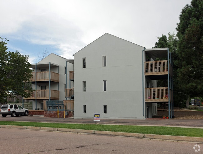 Willow Ridge - Updated 1 Bed/1 Bath Apartments in Central Colorado Springs – Near Palmer Park!