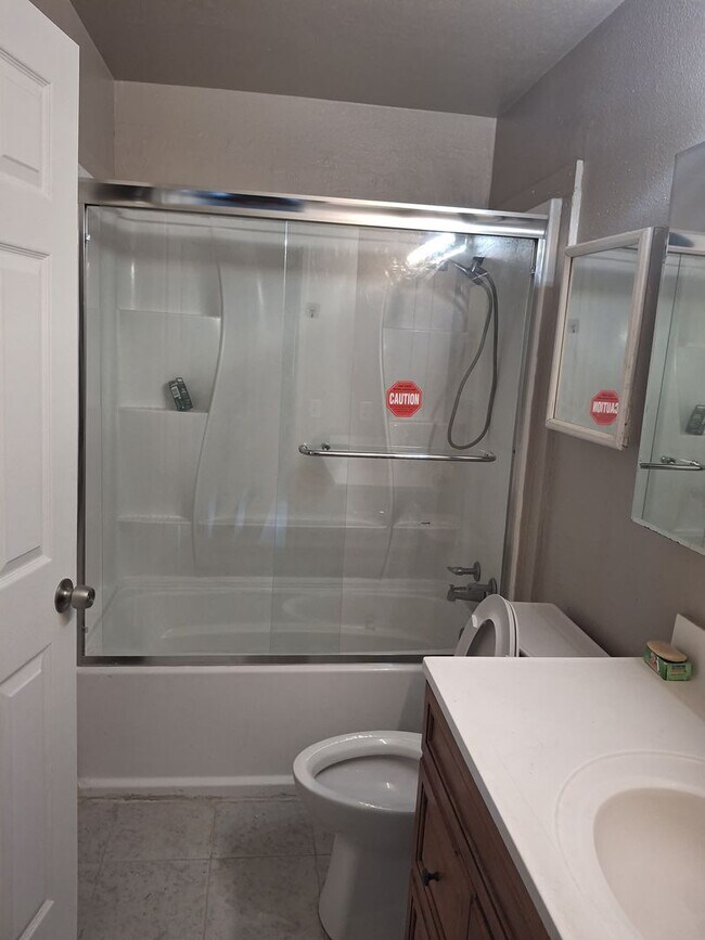 Foto del edificio - NEWLY RENOVATED 1BD 1BTH!! ALL UTILITIES INCLUDED! APPLY NOW!!