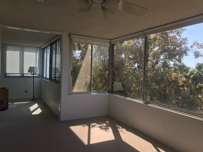Sun room to den /3rd bedroomdknkn - 8701 Delgany Ave