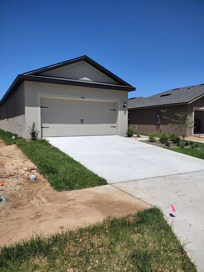 Building Photo - *** 2 WEEKS FREE RENT ***  3 bedroom 3 bat...