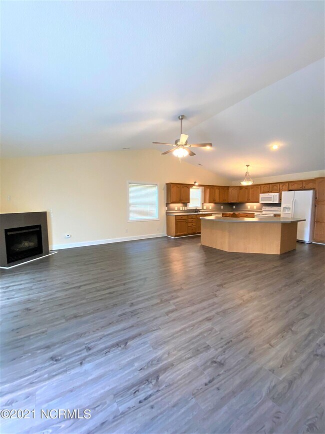Building Photo - 207 Village Ct