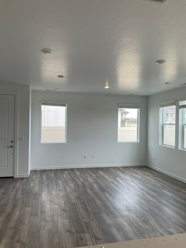 Building Photo - PRICE DROP!  Enjoy this New home in Eagle Ridge!