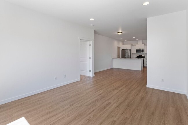 Building Photo - $500 Move In Credit - 3 Bed 2.5 Bath - Mod...