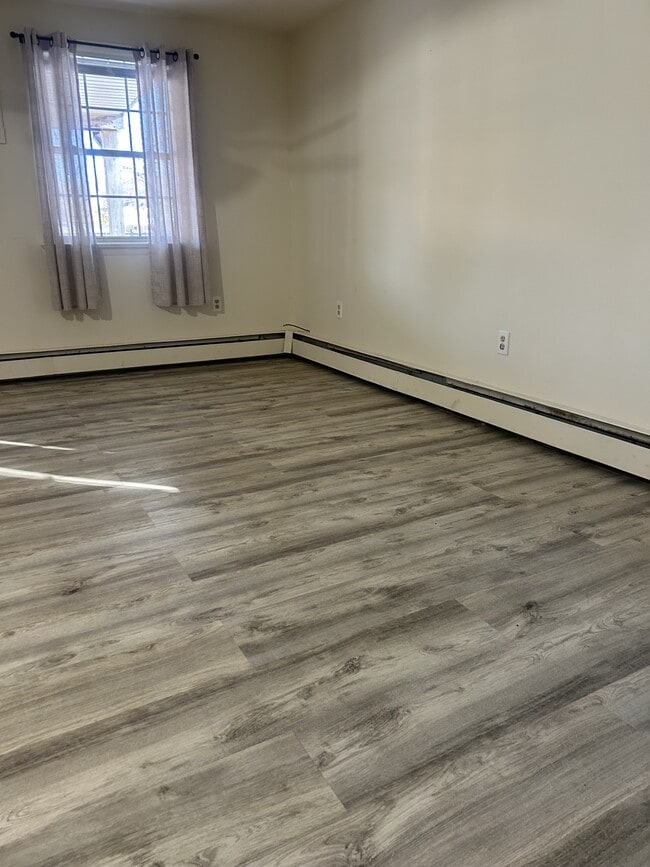 Foto del edificio - 673 Overlys Grove Rd