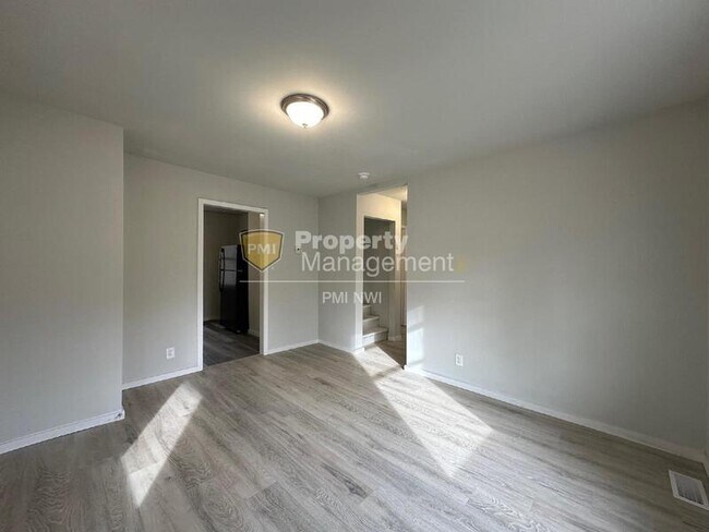 Building Photo - 940 E 44th Ave