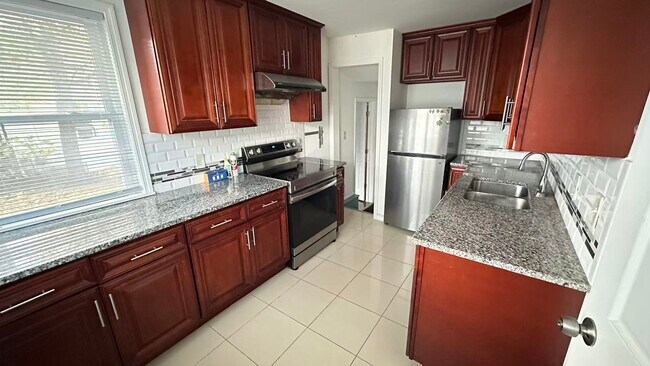 Foto del edificio - 324 Fuller Rd