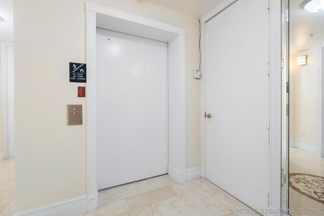 Building Photo - 201 S Narcissus Ave