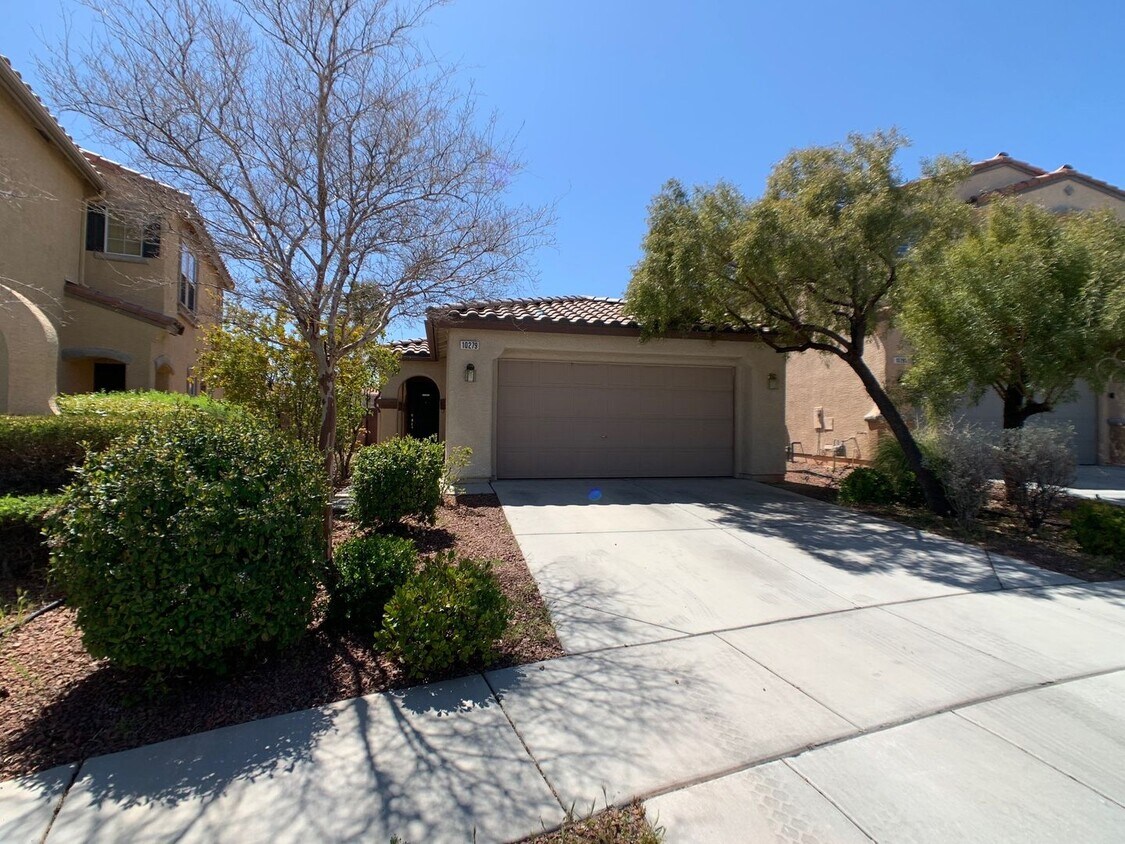 Primary Photo - Single Story 2 bedroom 2 bath Home in Summ...