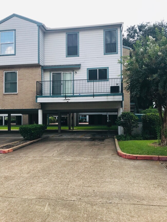 only unit with 4 long parking spots. lots of balcony room - 18515 Egret Bay Blvd