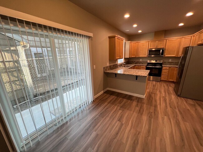 Foto del edificio - NEW 4 Bedroom / 4.5 Bath Townhome. A/C in every bedroom