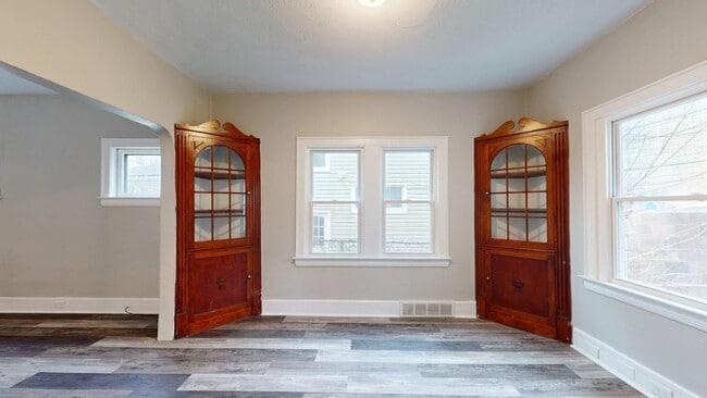 Building Photo - Edgewater Neighborhood - 3 bedroom - 2 Bat...