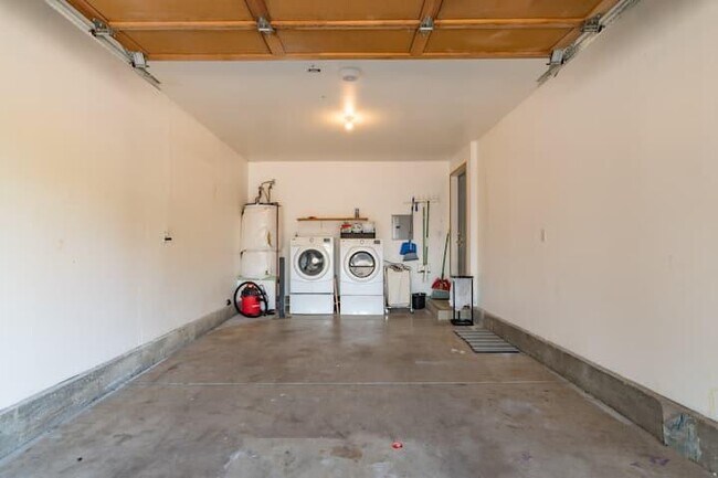 Building Photo - 565 Primrose Dr